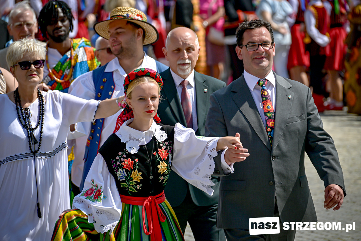Barwny polonez i międzynarodowa biesiada z folklorem na miejskim Rynku [FOTO] 